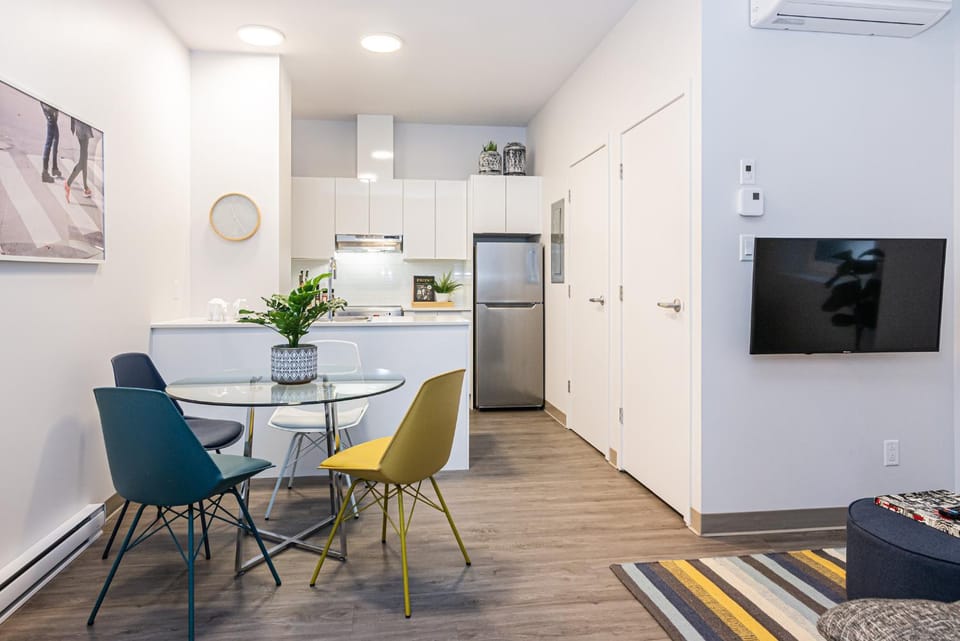 TV and multimedia, Kitchen or kitchenette, Living room, Seating area, Dining area, air conditioner