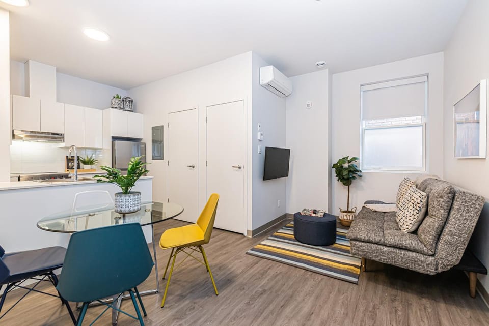 TV and multimedia, Kitchen or kitchenette, Living room, Seating area, Dining area