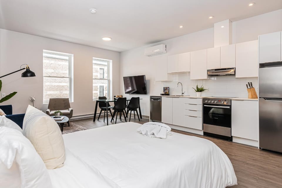 Bed, TV and multimedia, Kitchen or kitchenette, Living room, Seating area, Dining area, Bedroom, dishwasher, oven, stove