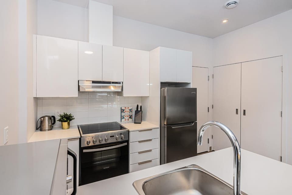 Kitchen or kitchenette, microwave, oven, stove