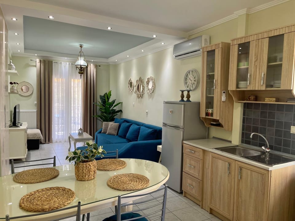 Kitchen or kitchenette, Seating area, Dining area, minibar, pet friendly, stove, air conditioner