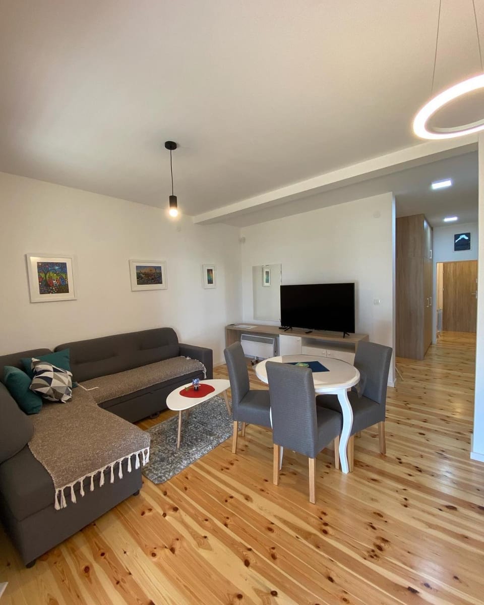 TV and multimedia, Living room, Seating area, Dining area