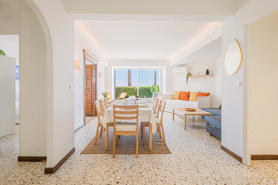 Patio, Living room, Decorative detail, Dining area, Garden view, Sea view, internet