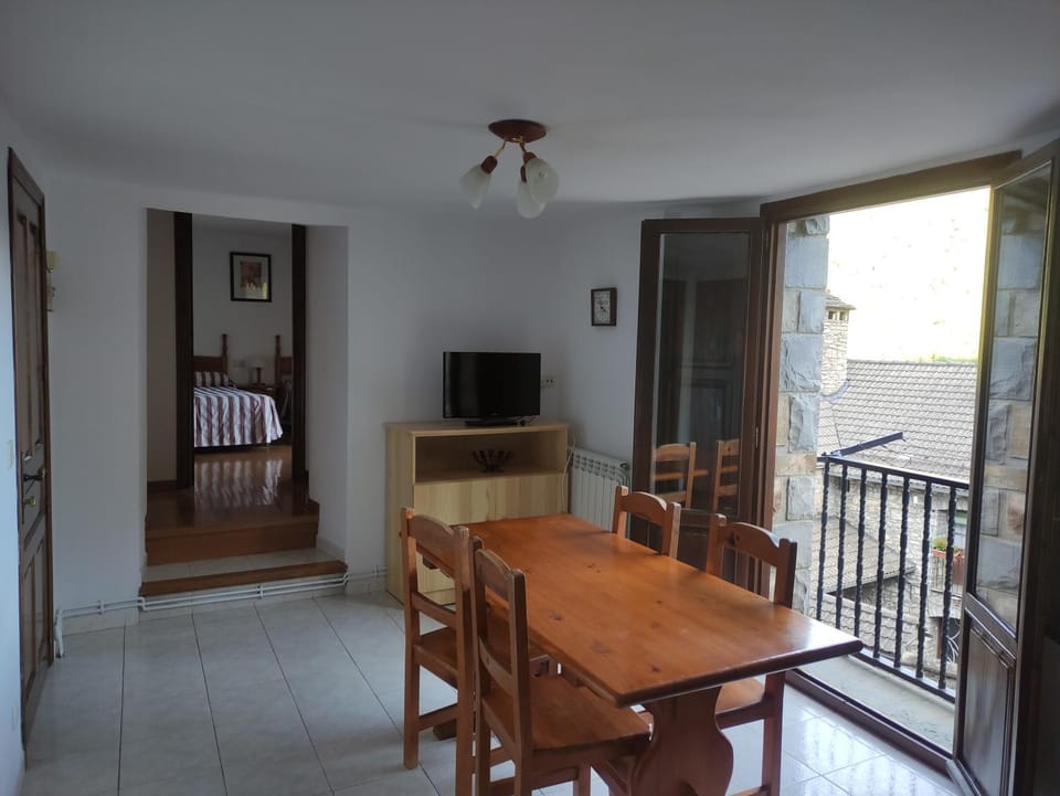 Nearby landmark, People, Natural landscape, Kitchen or kitchenette, Seating area, Dining area, Family, locker