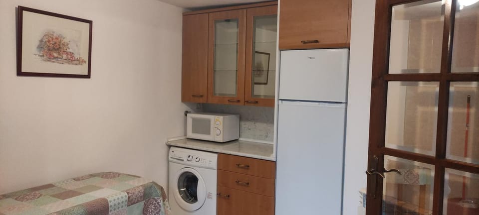 Nearby landmark, Kitchen or kitchenette, Food and drinks, Food, Street view, Family, locker, minibar, stove, kitchen