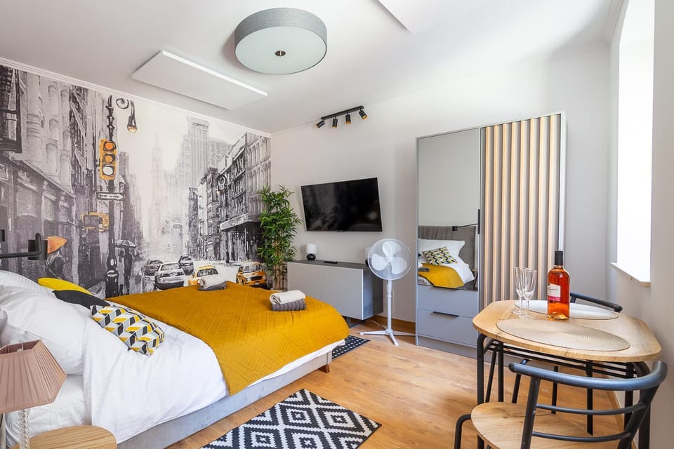 Bed, Photo of the whole room, Seating area