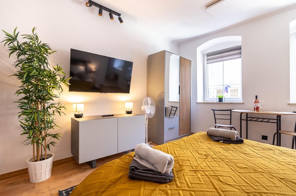 Bed, TV and multimedia, Photo of the whole room, Bedroom, towels