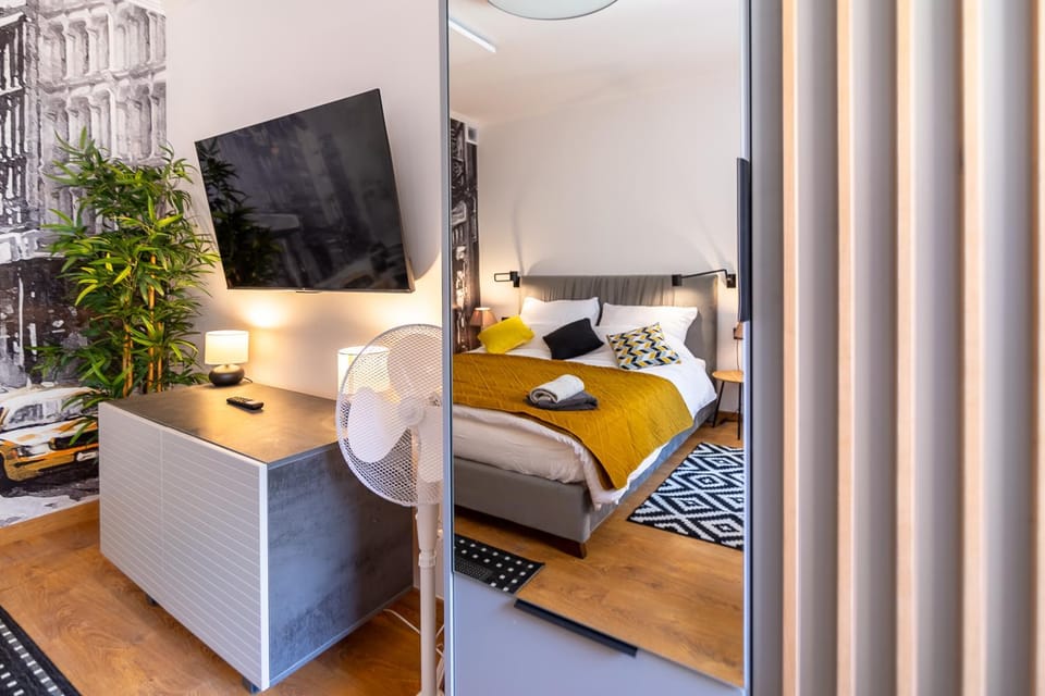 TV and multimedia, Living room, Evening entertainment, Bedroom