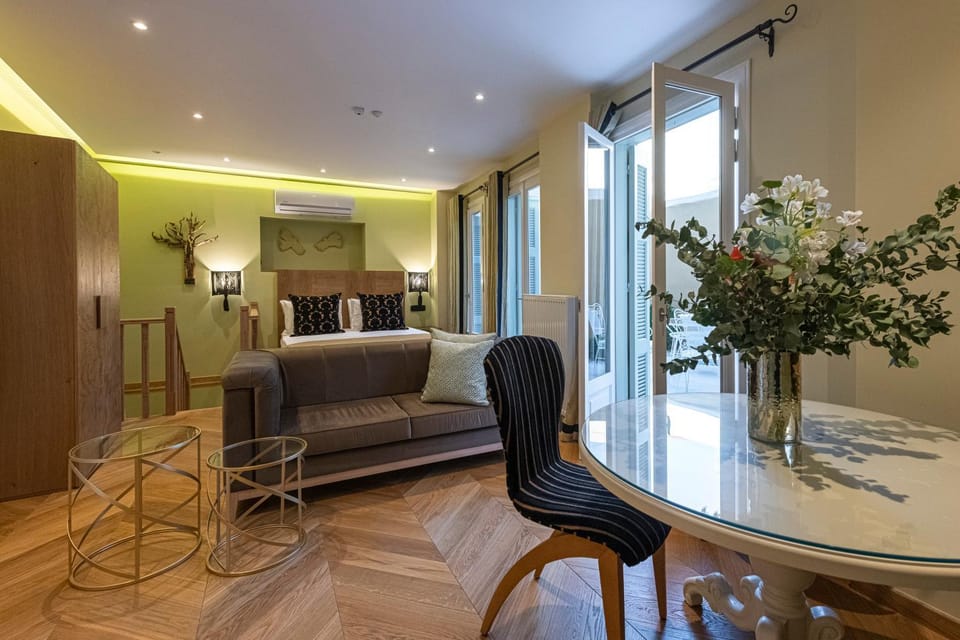 Living room, Seating area, Dining area