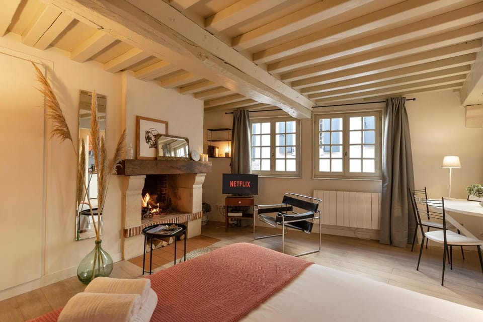 Couleur Corail Studio Peaceful gem & shared yard Central Honfleur Apartment in Honfleur