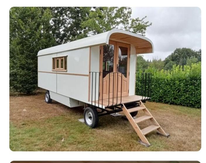 La roulotte des Trois Arbres Bed and Breakfast in Nouvelle-Aquitaine