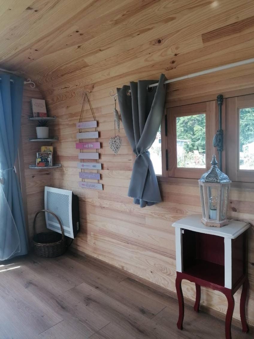 La roulotte des Trois Arbres Bed and Breakfast in Nouvelle-Aquitaine