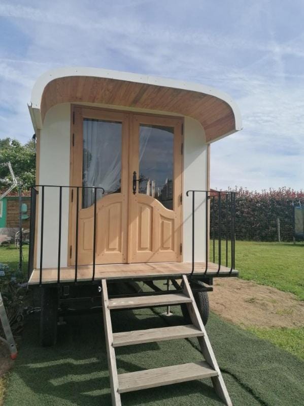 La roulotte des Trois Arbres Bed and Breakfast in Nouvelle-Aquitaine