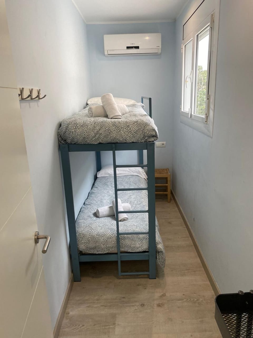 Bedroom, bunk bed, air conditioner