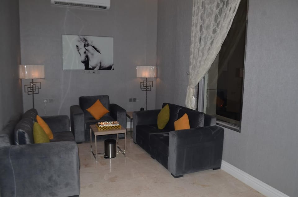 Nightclub / DJ, Lobby or reception