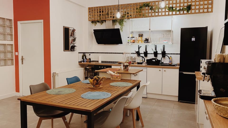 Dining area, Communal kitchen, oven, stove, toaster