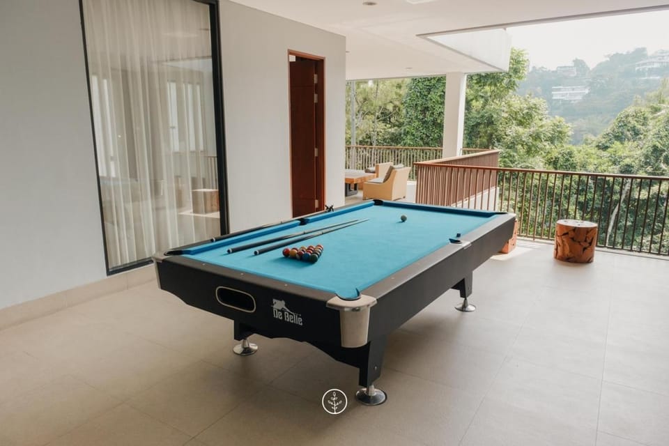 Radiance Hill View Villa 10 Bedrooms With a Private Heated Swimming Pool and a Billiard Table Villa in Bandung