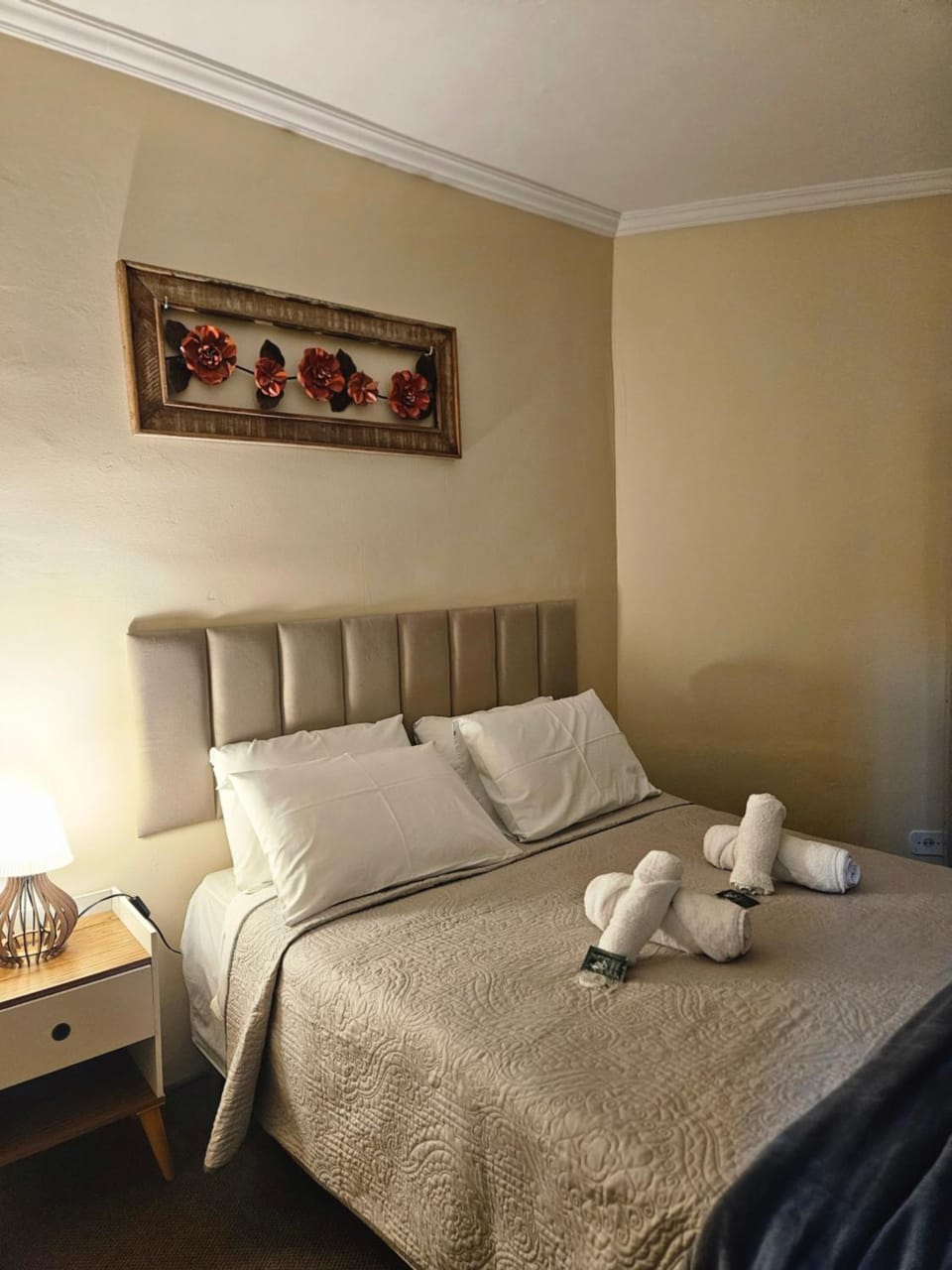 Bed, Bedroom, towels
