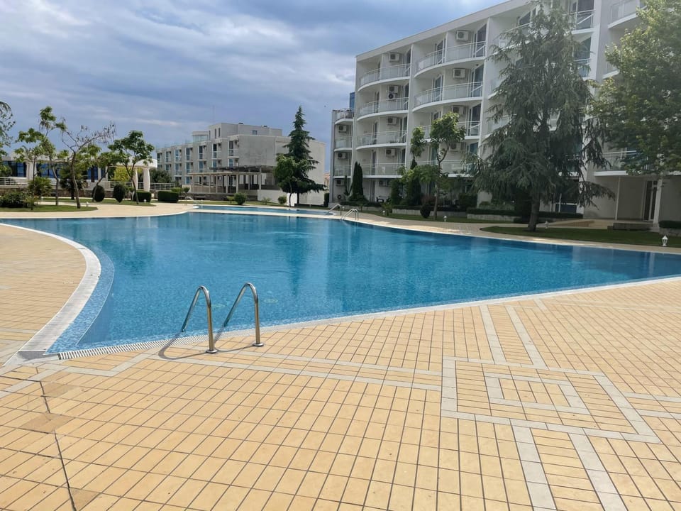 Day, Pool view, Swimming pool, sunbed