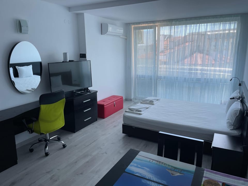 Communal lounge/ TV room, Bed, TV and multimedia, Photo of the whole room, Bedroom