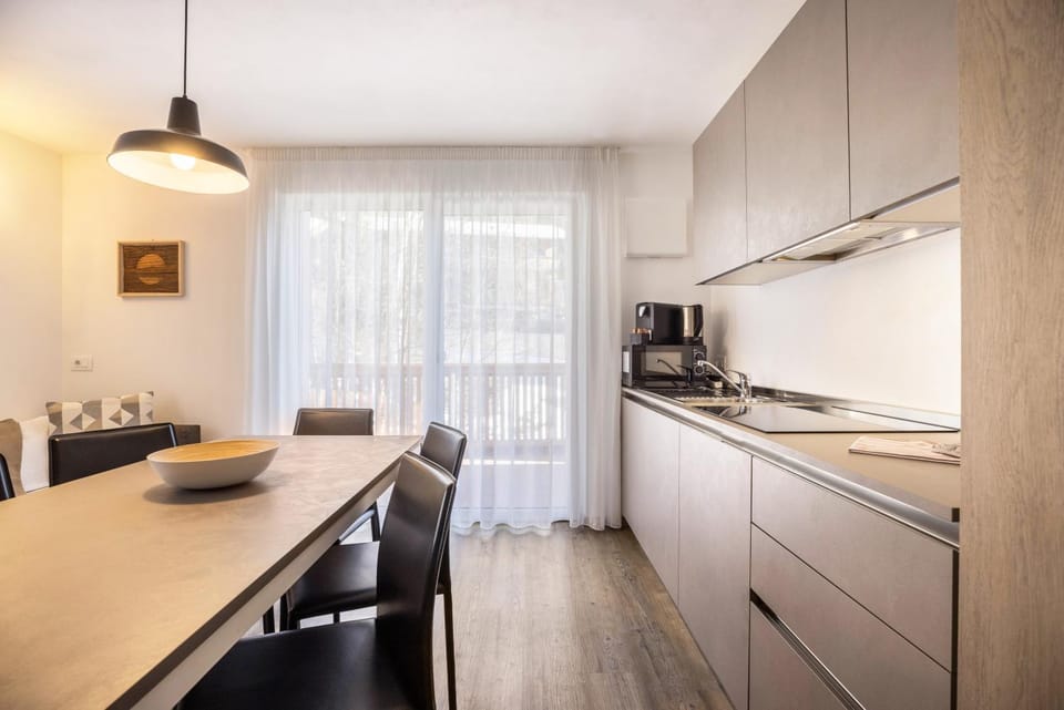 Kitchen or kitchenette, Living room