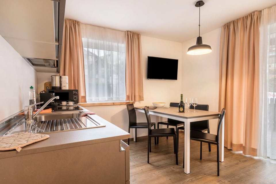 Kitchen or kitchenette, Living room