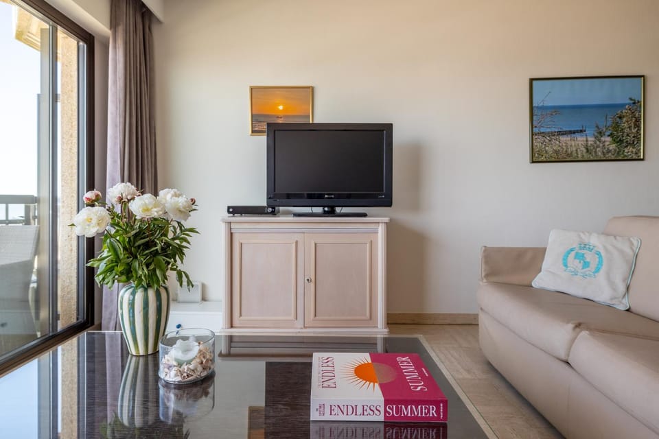 TV and multimedia, Living room, Evening entertainment, Sea view