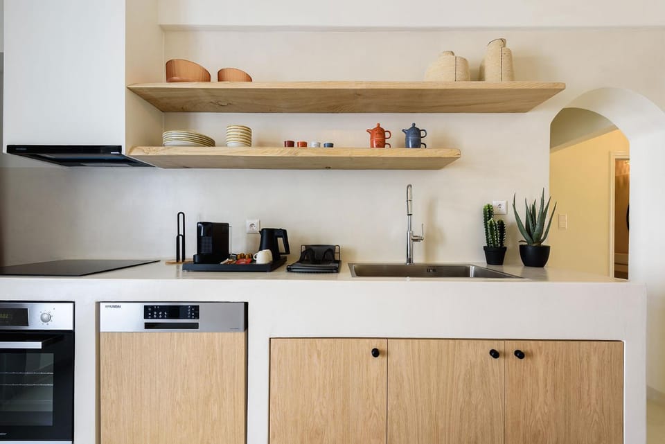 Coffee/tea facilities, Kitchen or kitchenette, minibar, oven, stove
