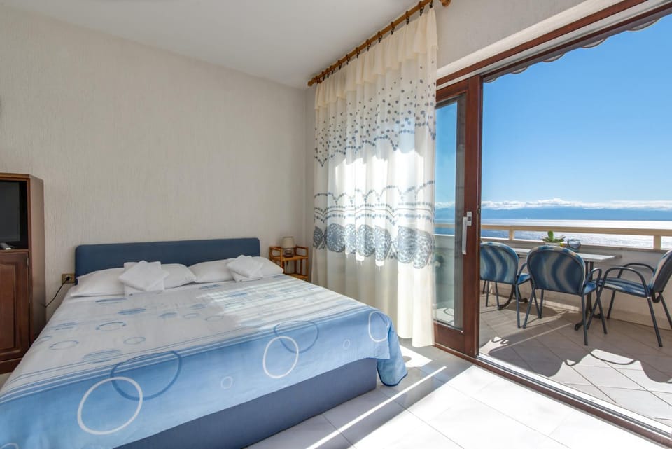 Photo of the whole room, Bedroom, Sea view