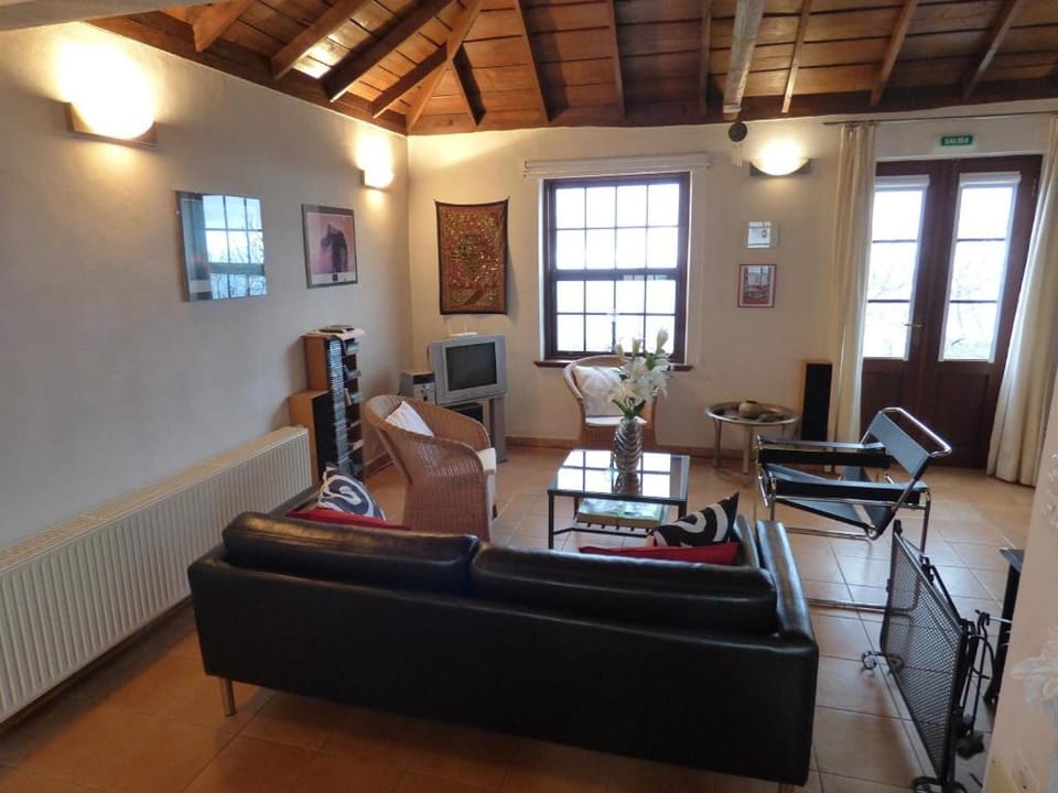 Property building, TV and multimedia, Living room, Seating area