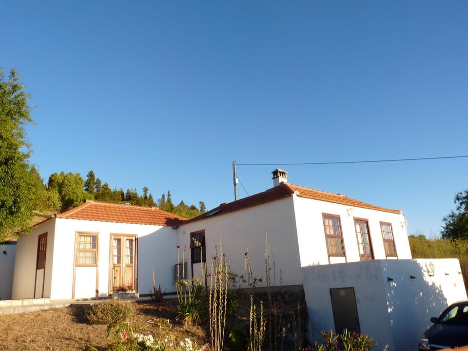 Property building, Balcony/Terrace, Evening entertainment, Evening entertainment, Breakfast, Lunch, Dinner
