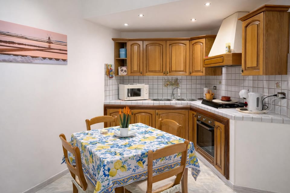 Kitchen or kitchenette, Dining area, flat iron, oven, stove, kitchen