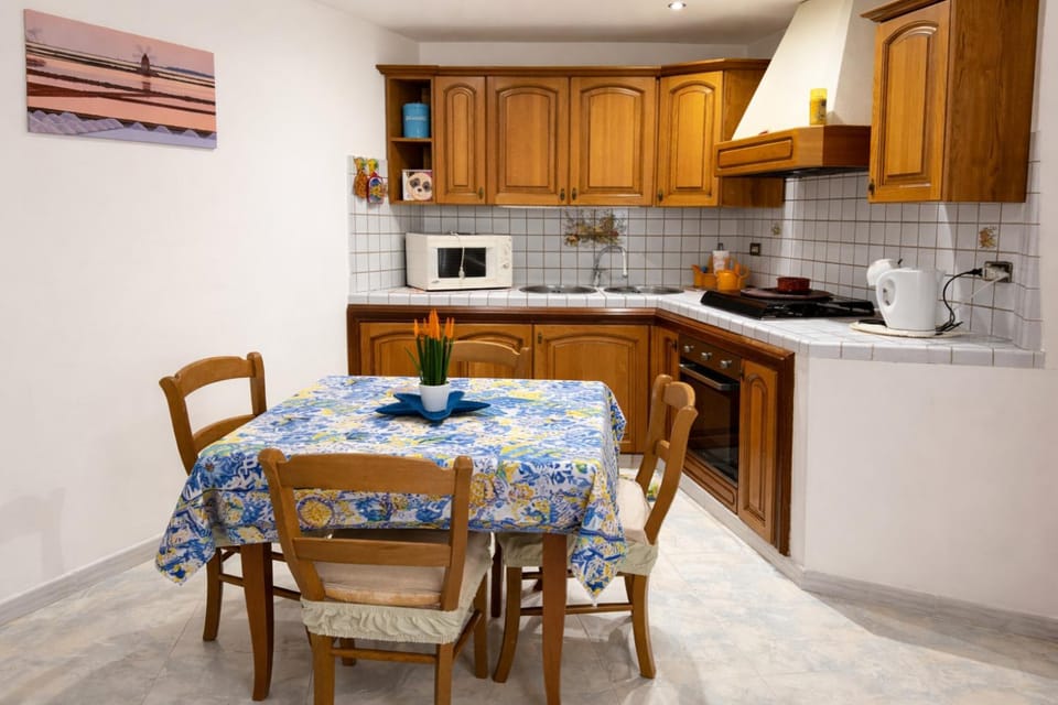 Kitchen or kitchenette, Dining area, minibar, oven, stove, toaster, kitchen