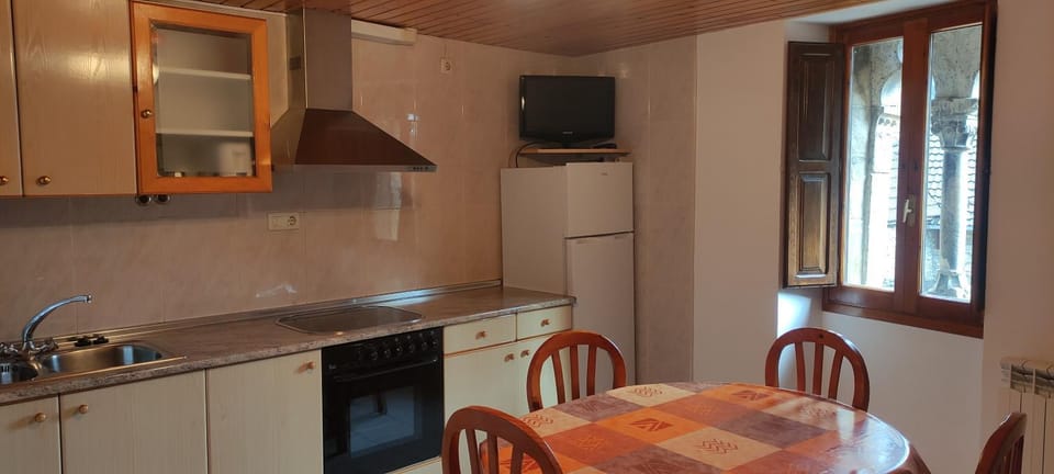 Kitchen or kitchenette, Dining area, minibar, stove