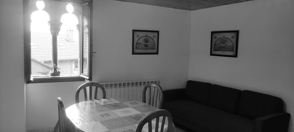 Kitchen or kitchenette, Seating area, Dining area, locker