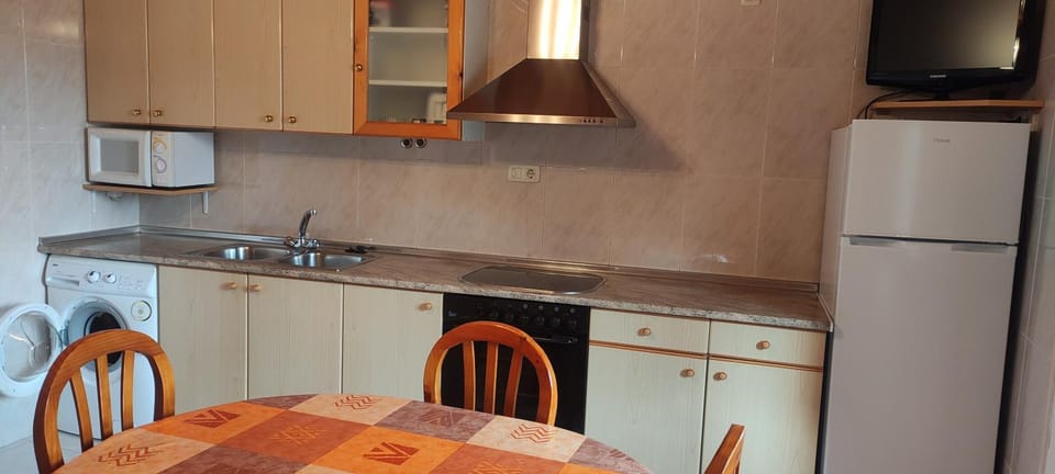 Kitchen or kitchenette, Dining area, minibar, stove