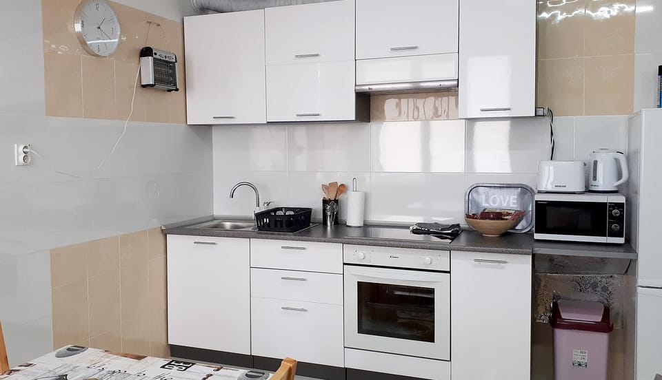 Coffee/tea facilities, Kitchen or kitchenette, dishwasher, oven, toaster