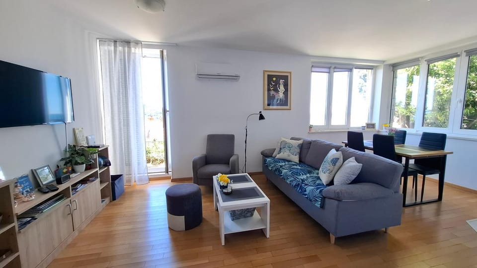 Communal lounge/ TV room, TV and multimedia, Living room, Seating area, Evening entertainment
