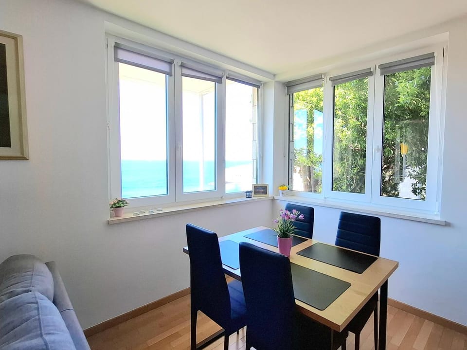 Seating area, Dining area, Sea view