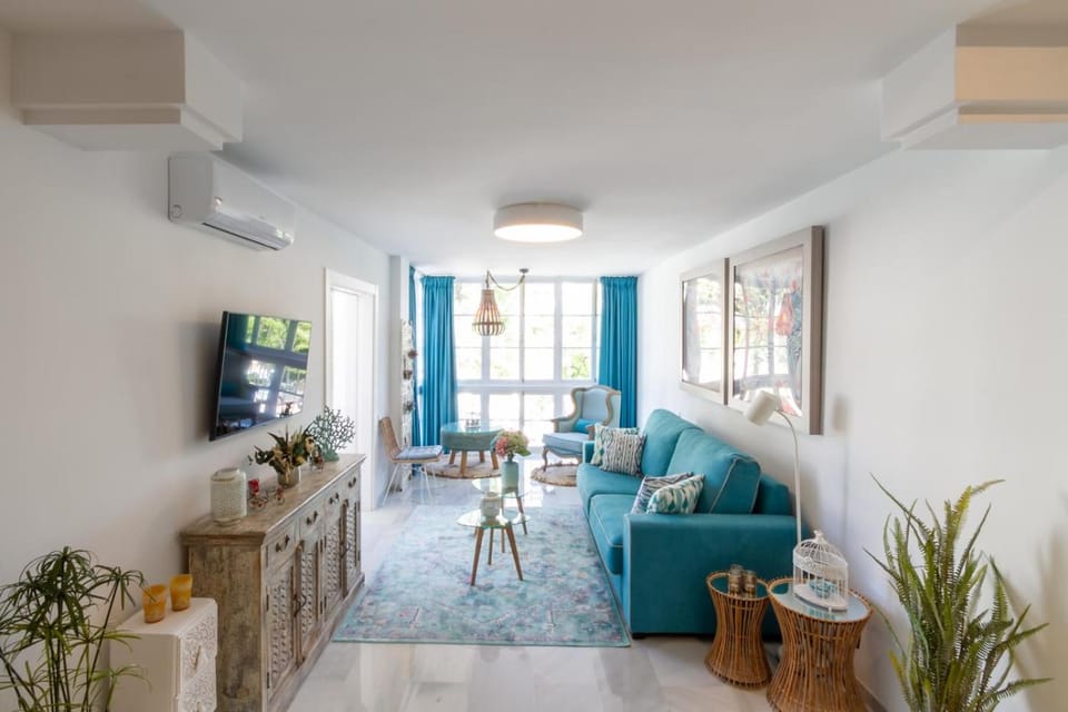 TV and multimedia, Living room, Seating area, Evening entertainment, air conditioner