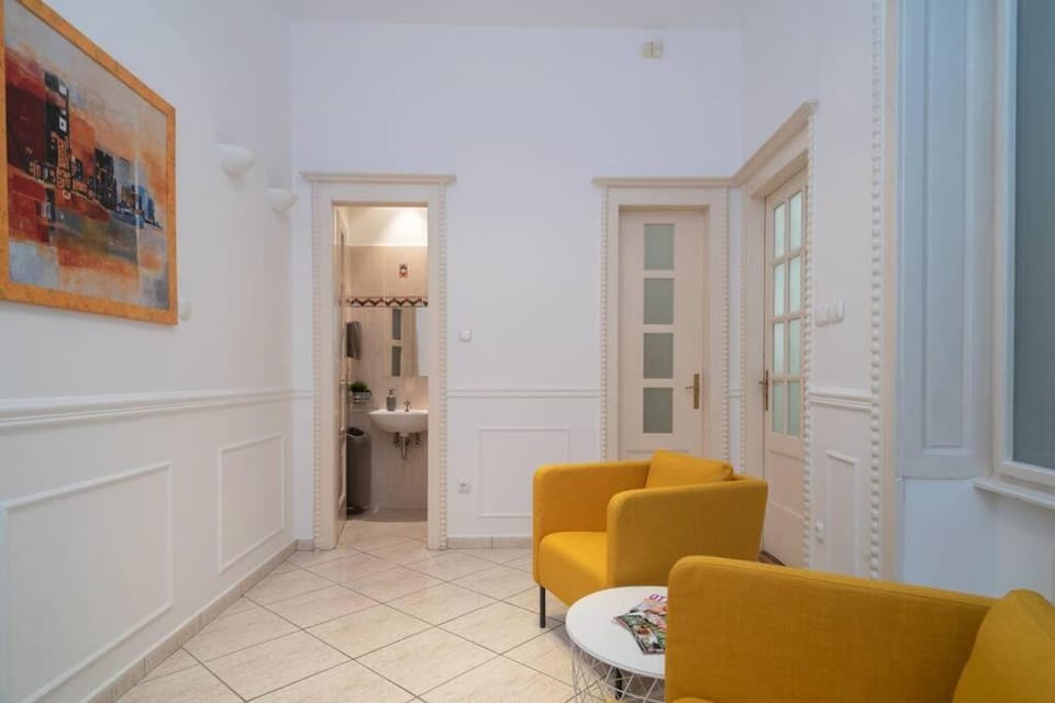BEST located, 150 m2 5 bedrooms apt., Apartment in Budapest