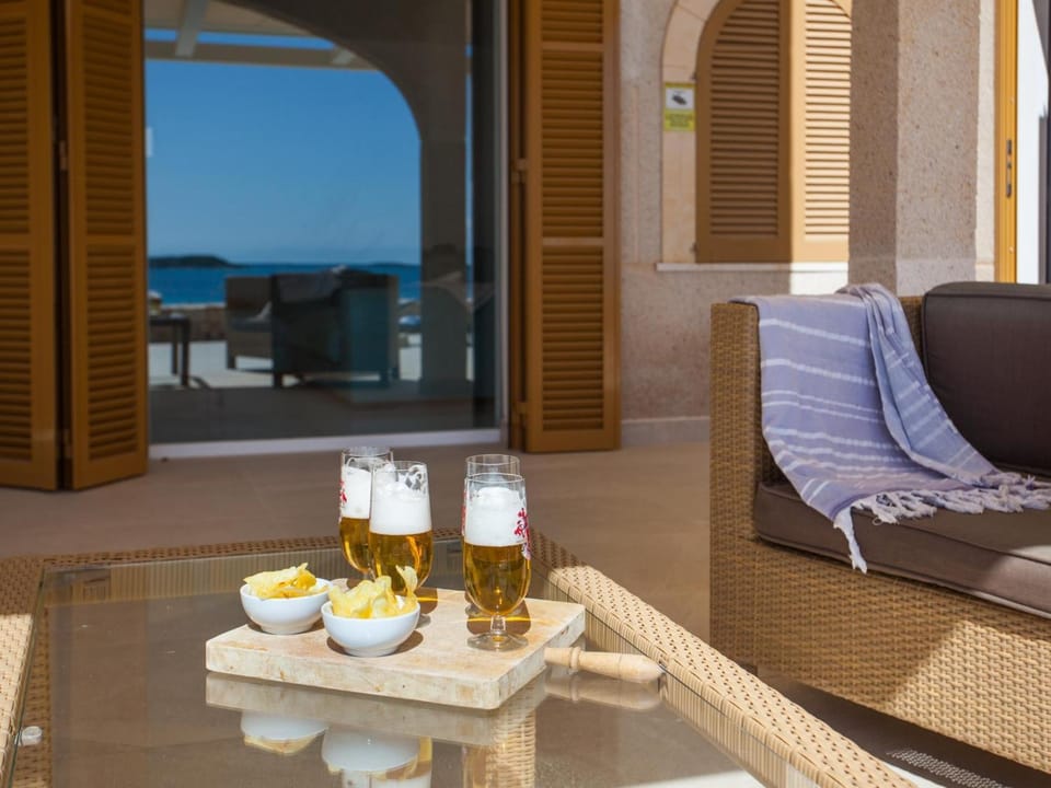 Es turó, luxury beachfront apartment in Colonia San Jordi Villa in Migjorn
