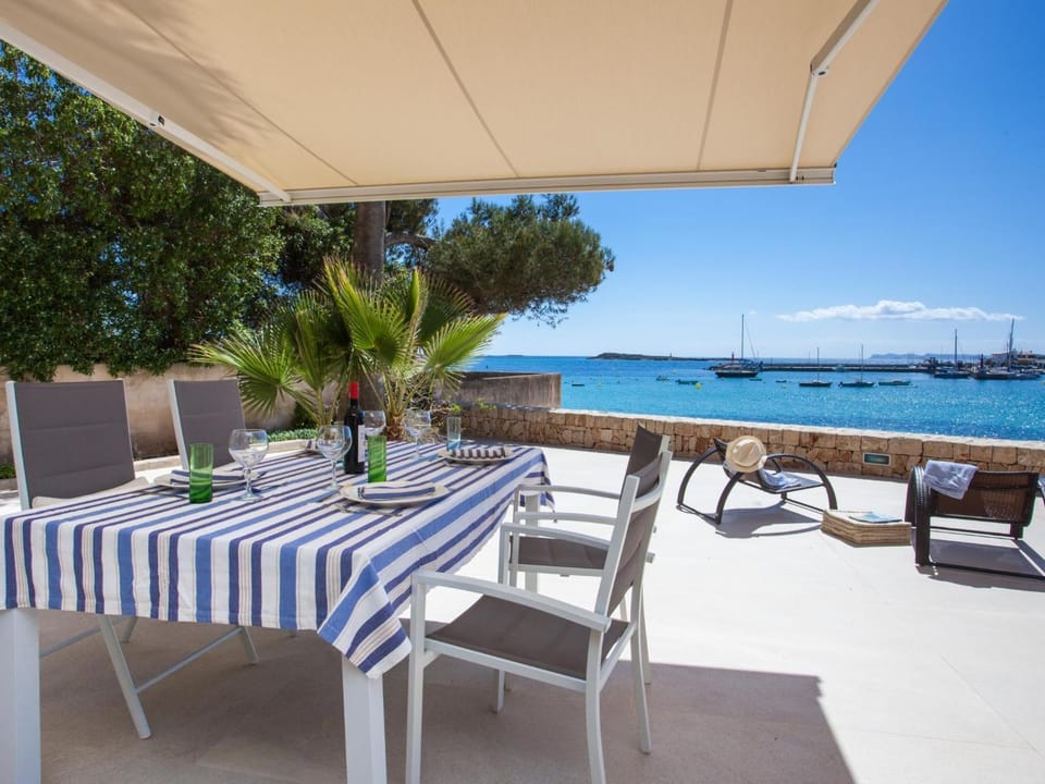 Es turó, luxury beachfront apartment in Colonia San Jordi Villa in Migjorn