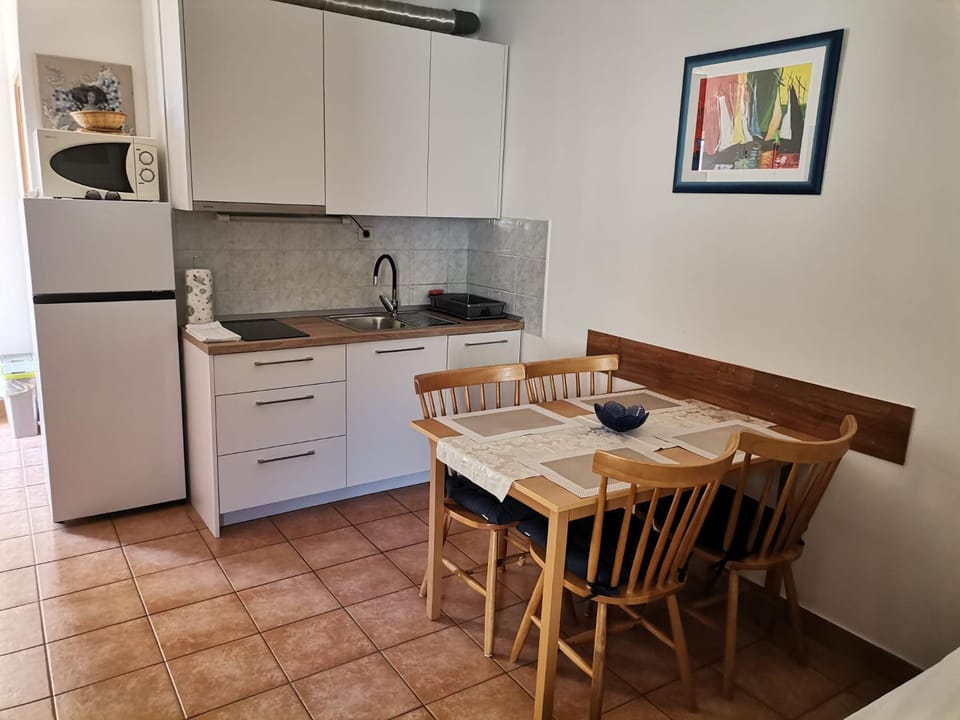 Dining area, kitchen