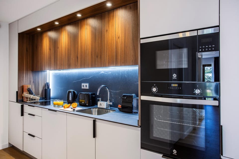 Kitchen or kitchenette, dishwasher, oven, toaster