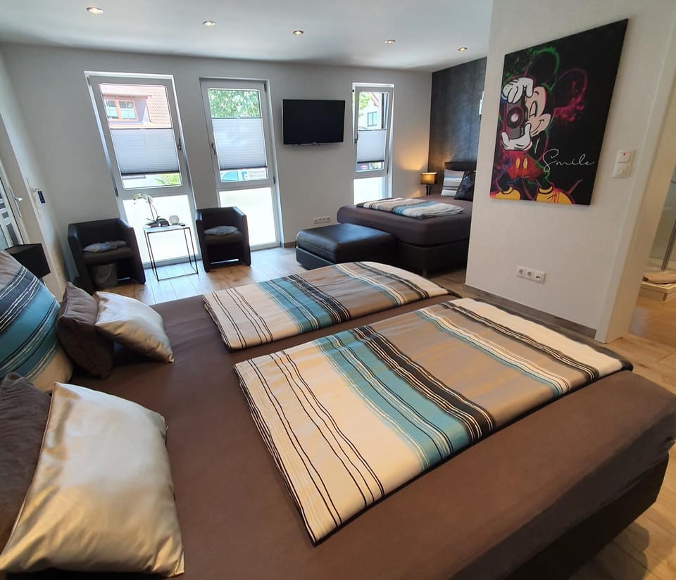 TV and multimedia, Seating area, Bedroom