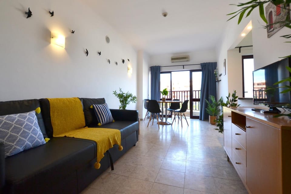 Spring, Day, People, TV and multimedia, Balcony/Terrace, Living room, Other, Photo of the whole room, Decorative detail, Seating area, Dining area, On site, Guests, Garden view, Pool view, Area and facilities, Seasons, Time of day, children, young children, older children, group of guests, Family