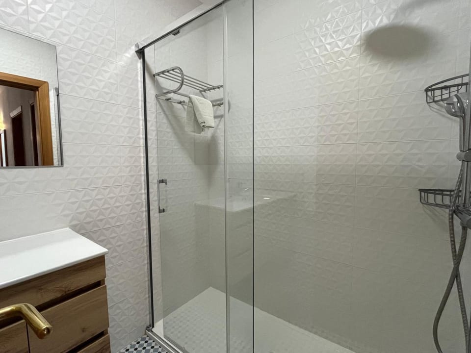 People, Bathroom, Photo of the whole room, Time of day, children, young children, older children, Family, heating, towels