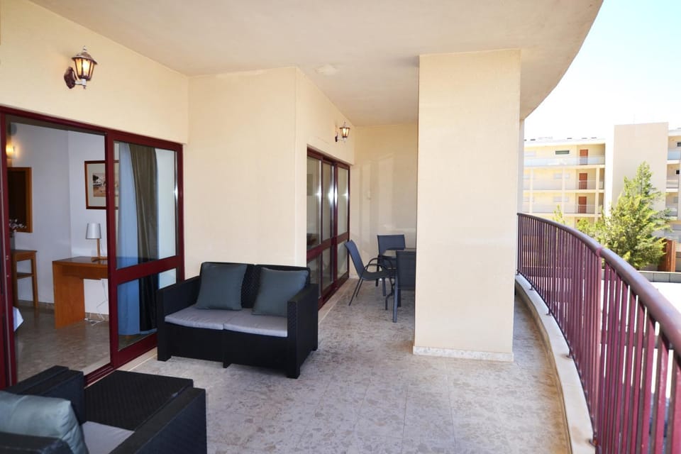 Spring, Day, People, Balcony/Terrace, Living room, Other, Photo of the whole room, Decorative detail, Dining area, Bedroom, On site, Guests, Garden view, Landmark view, Pool view, Area and facilities, Seasons, Time of day, children, young children, older children, group of guests, Family