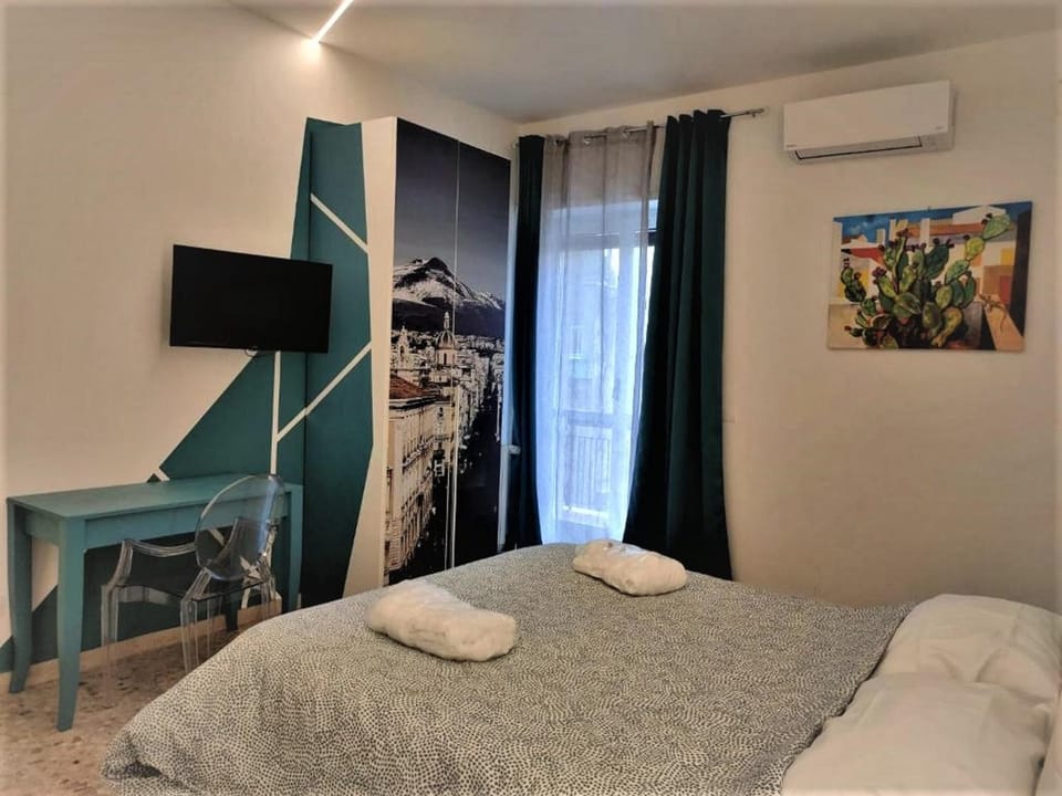 Bed, TV and multimedia, Bedroom, wardrobe, air conditioner, air conditioner